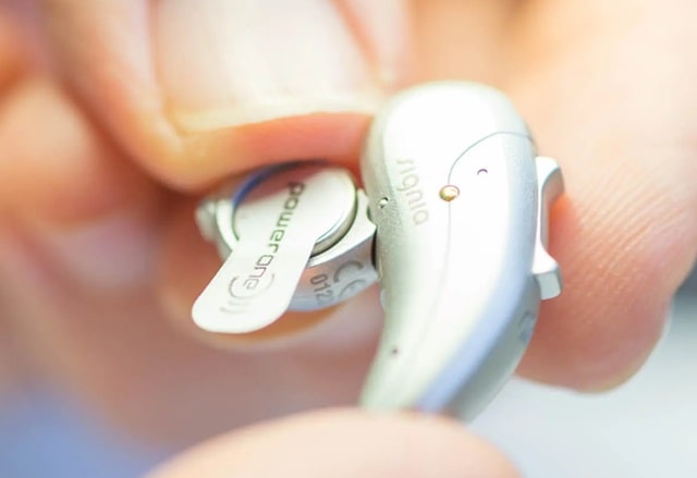 Як правильно доглядати за слуховим апаратом - фото2 Як правильно доглядати за слуховим апаратом - фото2