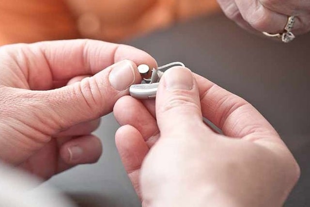 Як правильно доглядати за слуховим апаратом - фото4 Як правильно доглядати за слуховим апаратом - фото4