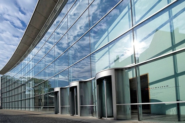 Алюминиевый профиль или пластиковый: что лучше для остекления фасада - фото3 Алюминиевый профиль или пластиковый: что лучше для остекления фасада - фото3