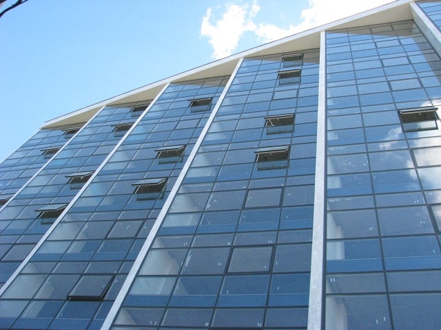 Алюминиевый профиль или пластиковый: что лучше для остекления фасада - фото4 Алюминиевый профиль или пластиковый: что лучше для остекления фасада - фото4