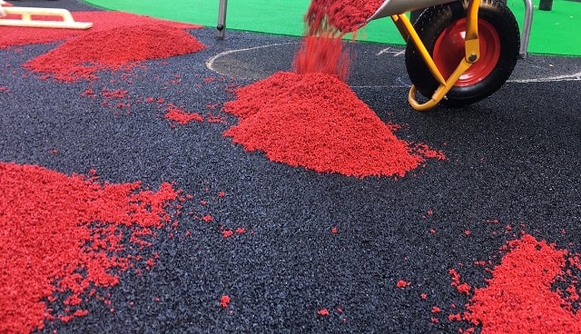 Каучуковая крошка (EPDM): что это за материал, отличия от резиновой, применение - фото1