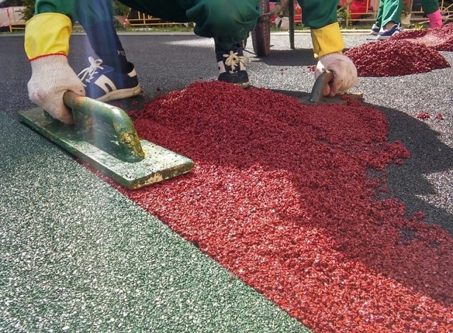 Каучуковая крошка (EPDM): что это за материал, отличия от резиновой, применение - фото4