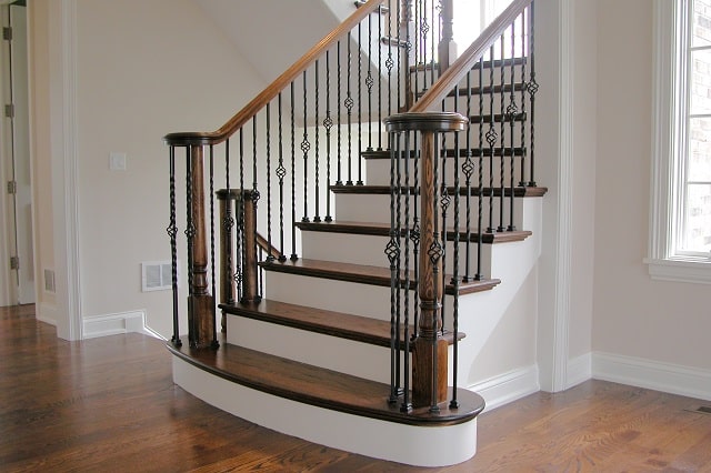 Перила для лестниц: виды и особенности, какие лучше и для чего - фото1 Перила для лестниц: виды и особенности, какие лучше и для чего - фото1