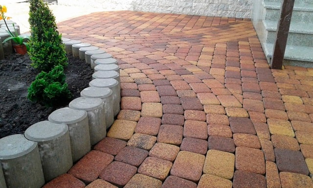 Тротуарная плитка или брусчатка: что лучше для частного дома, плюсы и минусы - фото3 Тротуарная плитка или брусчатка: что лучше для частного дома, плюсы и минусы - фото3