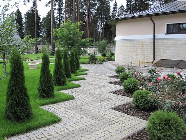 Тротуарная плитка или брусчатка: что лучше для частного дома, плюсы и минусы - фото4 Тротуарная плитка или брусчатка: что лучше для частного дома, плюсы и минусы - фото4