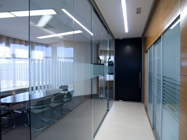 Закаленное стекло: что это такое, как разбивается, чем отличается от обычного - фото3 Закаленное стекло: что это такое, как разбивается, чем отличается от обычного - фото3