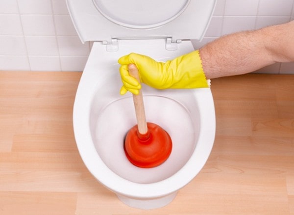 Что делать, если унитаз плохо смывает (забился где-то глубоко) - фото4