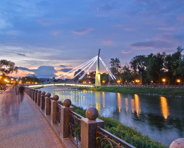 Главные парки и места отдыха Харькова: где обязательно стоит побывать - Нетеченская набережная и парк «Стрелка» Главные парки и места отдыха Харькова: где обязательно стоит побывать - Нетеченская набережная и парк «Стрелка»