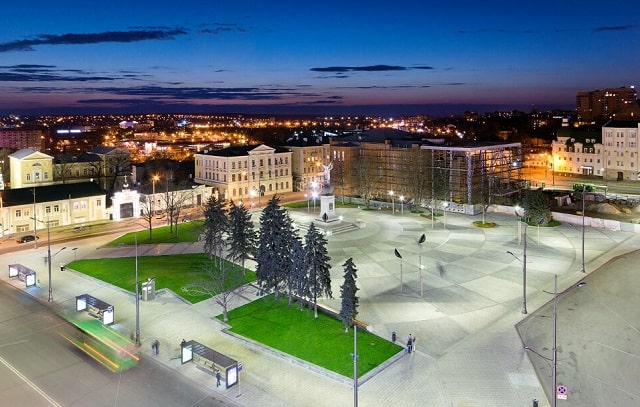 Главные парки и места отдыха Харькова: где обязательно стоит побывать - Площадь Конституции Главные парки и места отдыха Харькова: где обязательно стоит побывать - Площадь Конституции