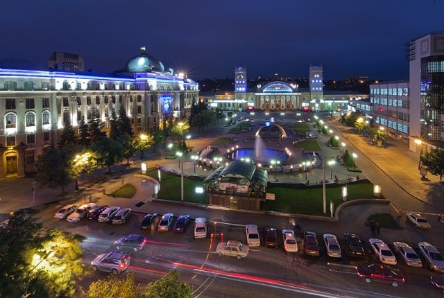 Главные парки и места отдыха Харькова: где обязательно стоит побывать - Привокзальная площадь Главные парки и места отдыха Харькова: где обязательно стоит побывать - Привокзальная площадь