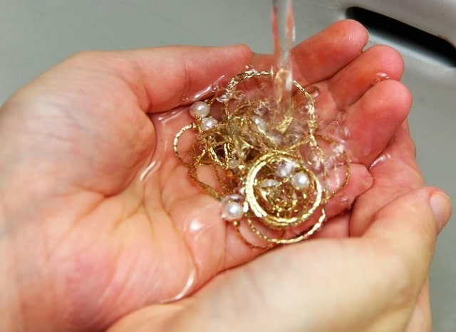 Как почистить золотые украшения (с камнями и без) в домашних условиях - фото1 Как почистить золотые украшения (с камнями и без) в домашних условиях - фото1