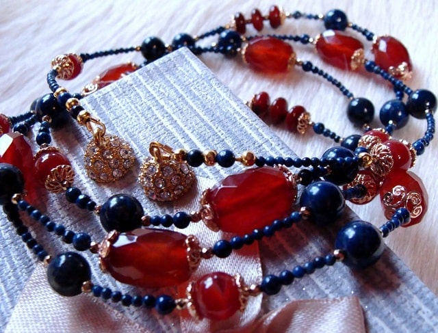 Колье, ожерелье, бусы: в чем разница, особенности украшений - фото