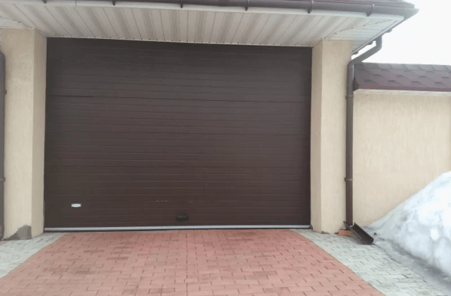 Какие ворота для гаража лучше: рулонные или секционные - фото1