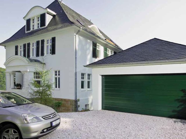 Какие ворота для гаража лучше: рулонные или секционные - фото2