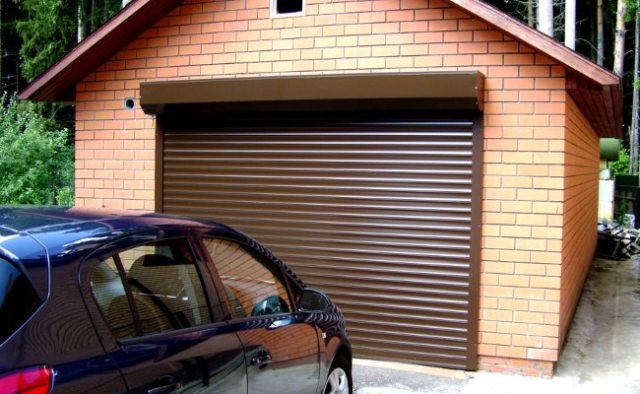 Какие ворота для гаража лучше: рулонные или секционные - фото3
