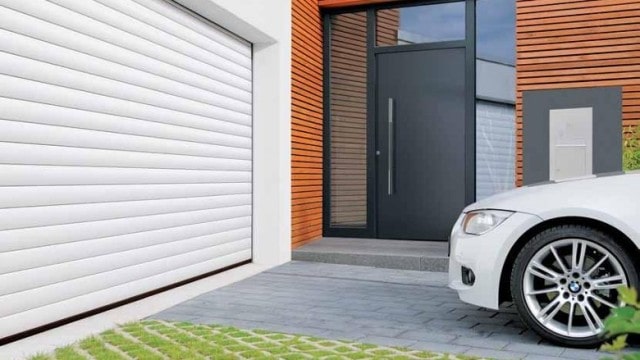 Какие ворота для гаража лучше: рулонные или секционные - фото4