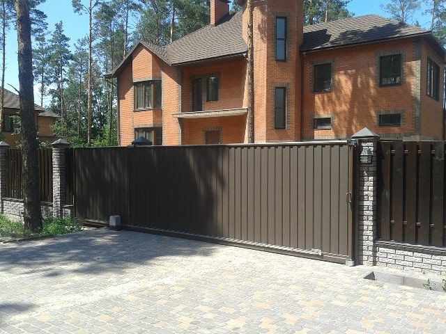 Откатные ворота или распашные: что лучше и практичнее - фото1