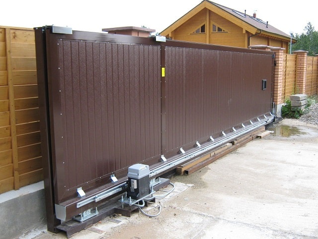 Откатные ворота или распашные: что практичнее и лучше, плюсы и минусы - фото1 Откатные ворота или распашные: что практичнее и лучше, плюсы и минусы - фото1