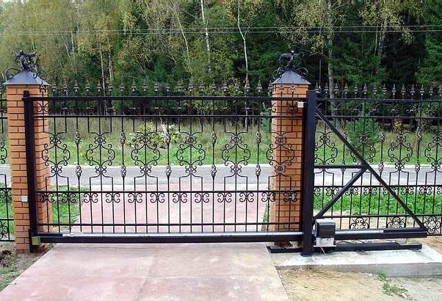 Откатные ворота или распашные: что практичнее и лучше, плюсы и минусы - фото2 Откатные ворота или распашные: что практичнее и лучше, плюсы и минусы - фото2