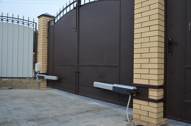 Откатные ворота или распашные: что практичнее и лучше, плюсы и минусы - фото3 Откатные ворота или распашные: что практичнее и лучше, плюсы и минусы - фото3