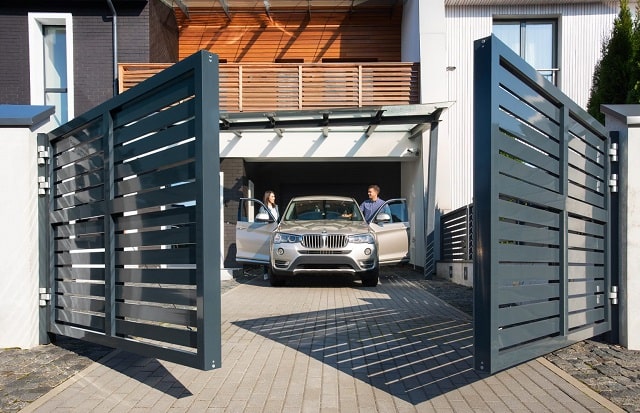 Откатные ворота или распашные: что практичнее и лучше, плюсы и минусы - фото5 Откатные ворота или распашные: что практичнее и лучше, плюсы и минусы - фото5