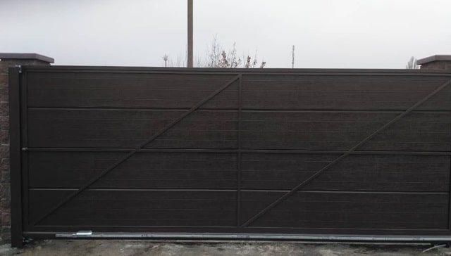 Распашные или откатные - какие въездные ворота лучше выбрать - фото