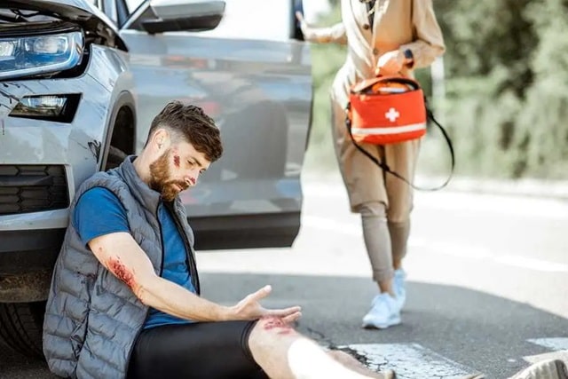 Перша допомога на дорозі: огляд поширених ситуацій, до чого потрібно бути готовим водієві - фото4
