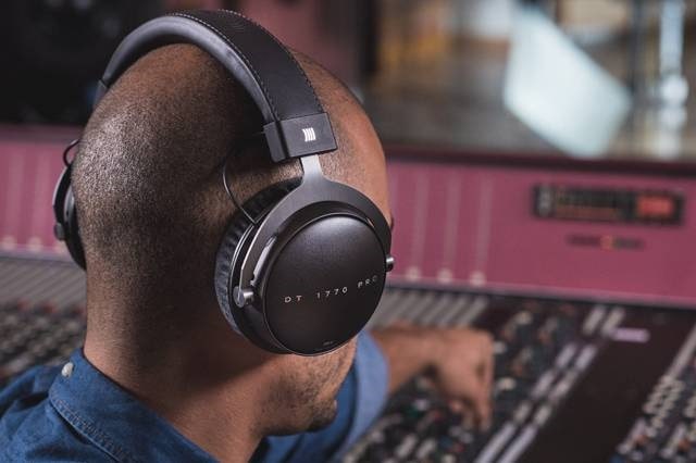 Какая разница между обычными и профессиональными наушниками - фото1 Какая разница между обычными и профессиональными наушниками - фото1