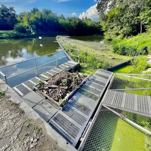 Уловитель мусора Trash Killer на реке Уды заполнен до отказа