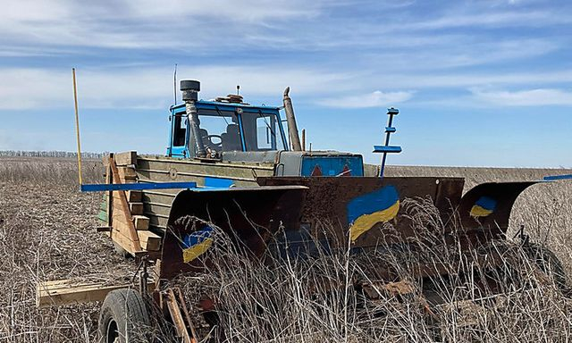 Фермер из Граково создал бронированный радиоуправляемый трактор