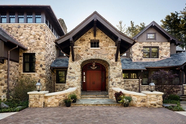 Экстерьер дома в природном камне