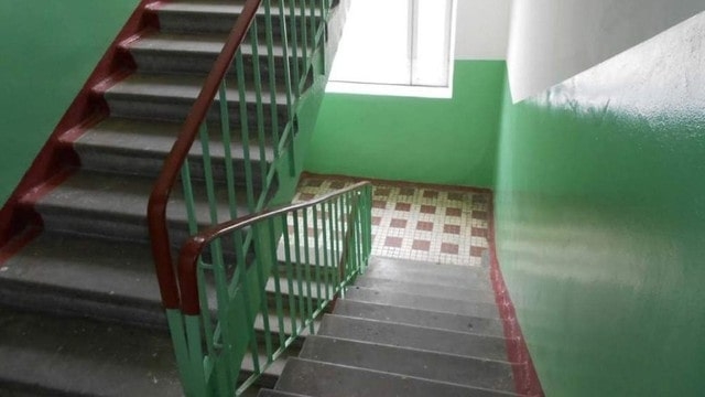 Медики не смогли спасти мужчину, упавшего с лестницы