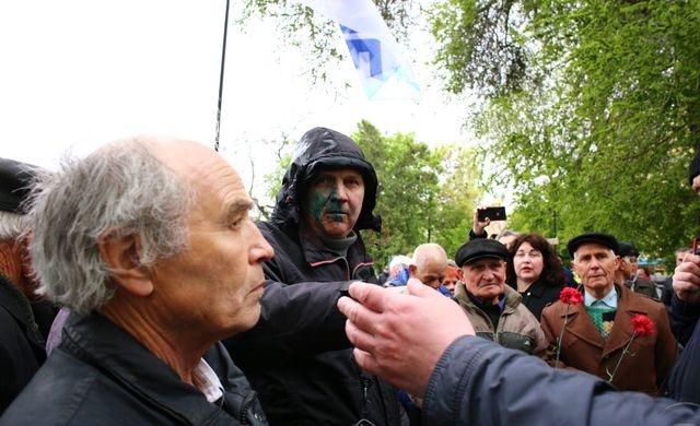 В центре Харькова участников митинга облили зеленкой