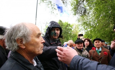 В центре Харькова участников митинга облили зеленкой