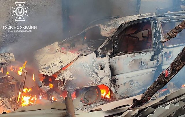 Враг обстрелял частный сектор Волчанск, сгорели дома, гаражи, автомобили