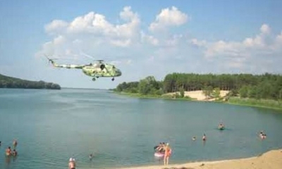 Вертолет над водоемом – военные пояснили инцидент (видео)