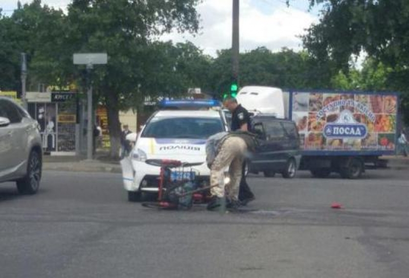 В Харькове велосипедист оказался под колесами авто копов