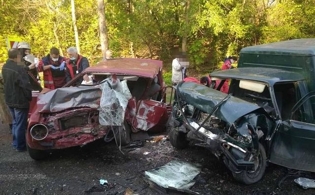 В лобовом столкновении автомобилей пострадали три человека