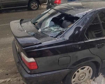 В Харькове огромные сосульки разбили несколько авто