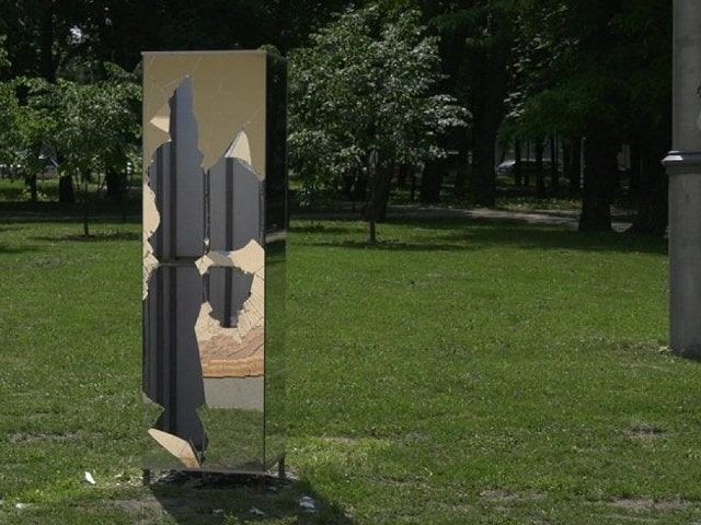 Хулиганы уничтожили зеркальные конструкции в сквере напротив парка им. Горького