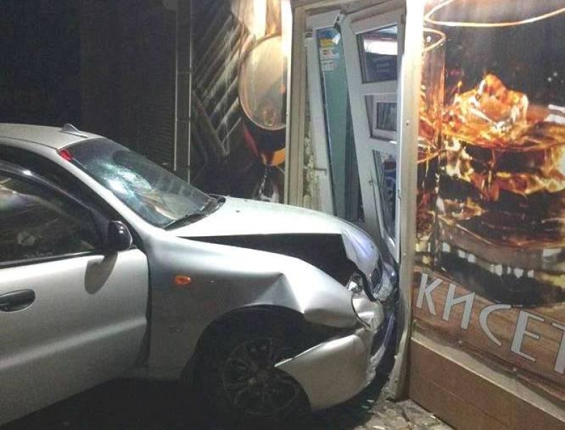 На ХТЗ пьяный шофер въехал в киоск