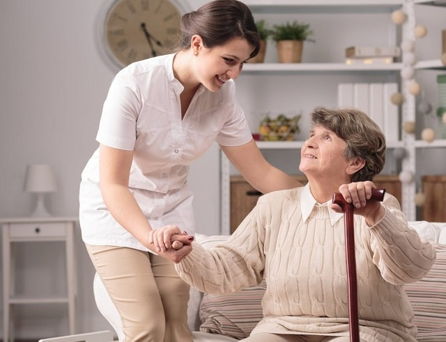 Доглядальниця (фахівець із догляду): що це за професія, особливості, обов'язки