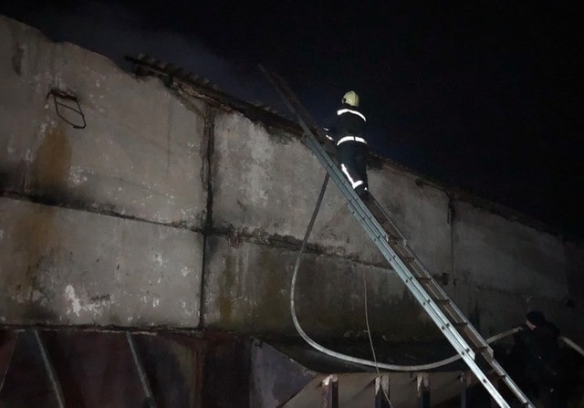 В Лозовском районе сгорело здание зернохранилища