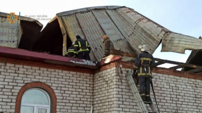 Пожар в поселке Безлюдовка - сгорела крыша частного коттеджа