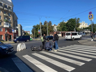 ДТП на Московском проспекте – водитель, сбивший мотоциклиста, скрылся с места аварии (видео)