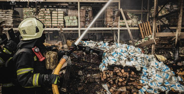 Спасатели в течение 10-ти часов гасили масштабный пожар в Салтовском районе