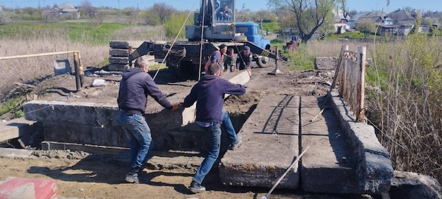 В Первомайском восстанавливают мост через речку Сиваш