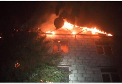 Пылал дом и рядом стоящие автомобили: в Харькове произошел крупный пожар (фото)