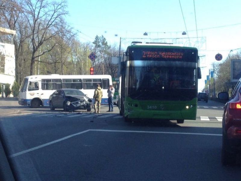В центре Харькове пограничники врезались в троллейбус (видео)