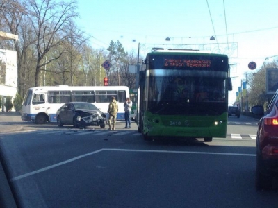 В центре Харькове пограничники врезались в троллейбус (видео)